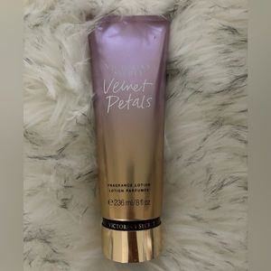 VICTORIA SECRET-VELVET PETALS